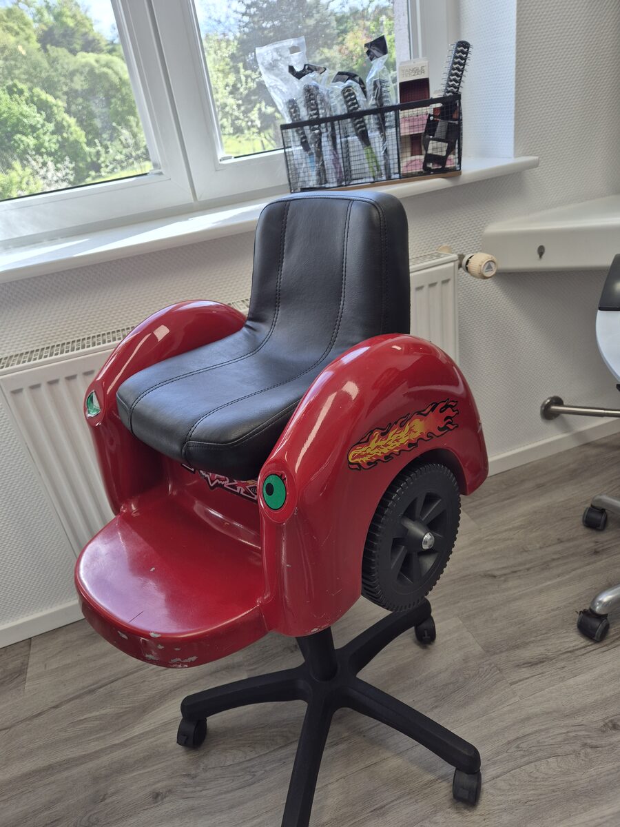 Kinder-Friseurstuhl im Auto-Design bei KammHair